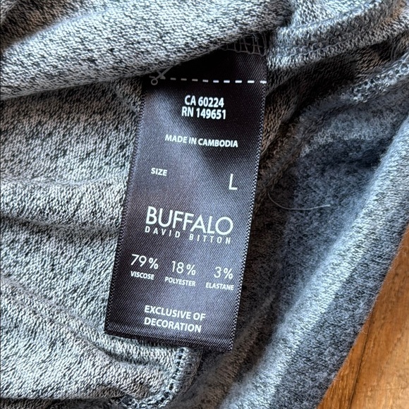 Camo Sweatshirt size large - Picture 5 of 10